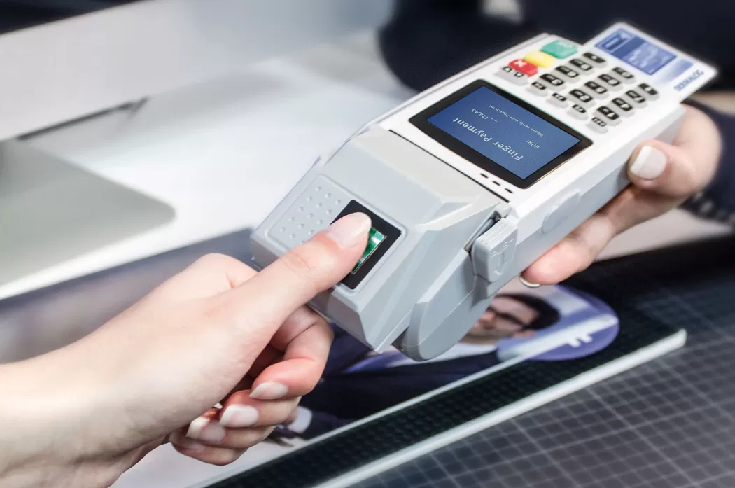 Sella a lansat card de credit biometric care permite clienților săi să plătească cu amprenta digitală