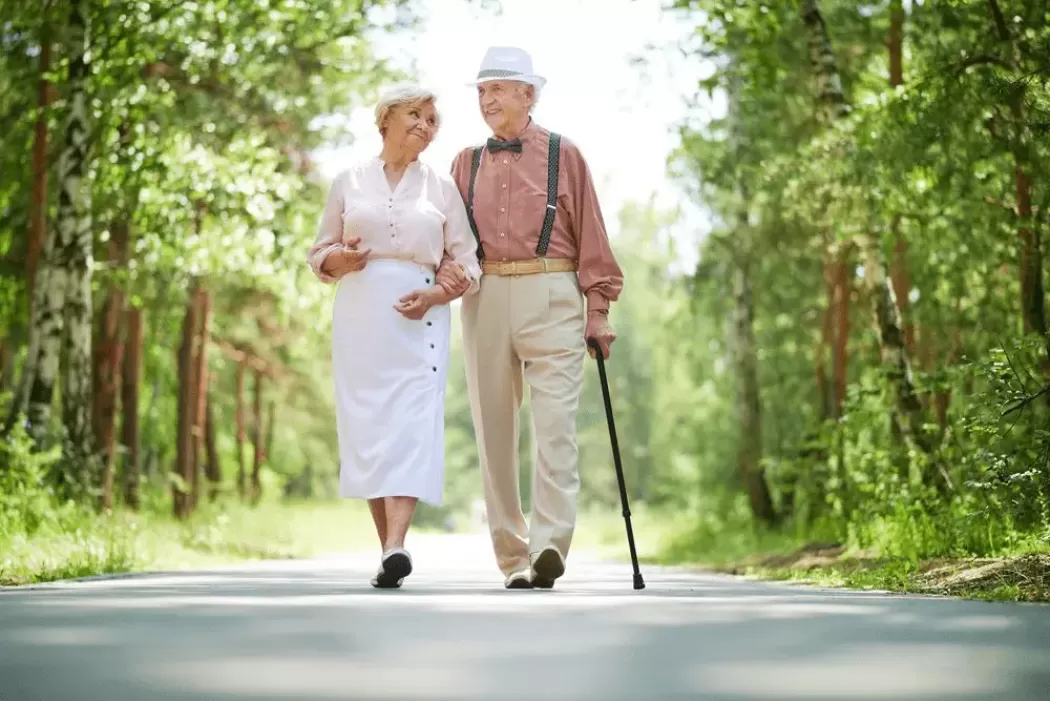 Creșterea pașilor cu 3.000 pe zi poate scădea tensiunea arterială la adulții în vârstă