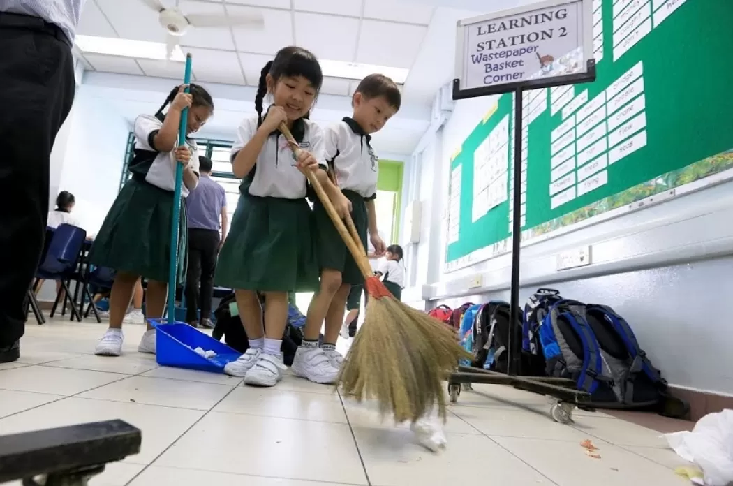 Educația la japonezi: Copiii de 4 ani circulă singuri cu metroul, elevii și profesorii fac curățenie în școli. Mamele își învață pruncii de mici să-și respecte semenii